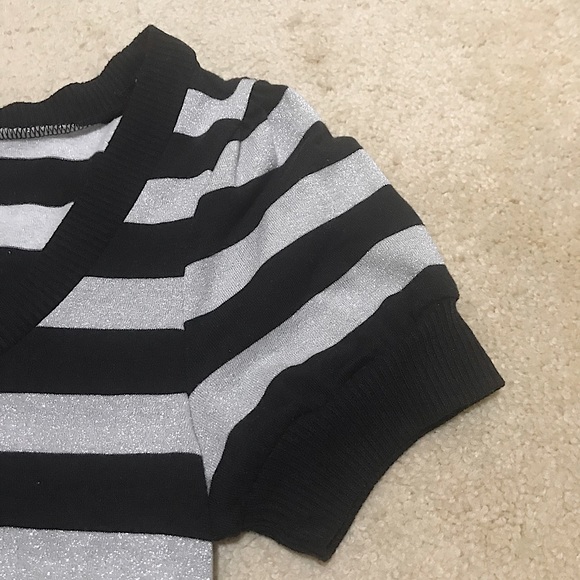 🆕🔥EXPRESS SUPER CUTE&STYLISH&FITTED BLACK&SIVER SHORT SLEEVE TOP SEE ALL PICS - Picture 3 of 9